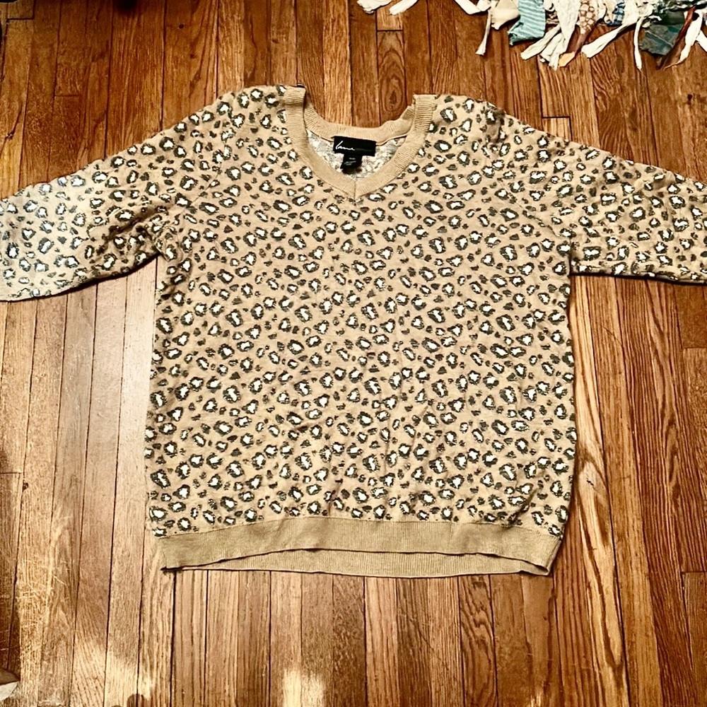 Women’s cute Leopard print three quarter length sleeve sweater.